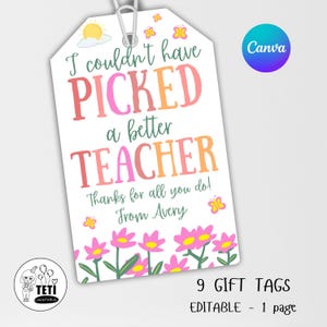 Pode incluir: Etiqueta de presente branca com o texto "I couldn't have PICKED a better TEACHER" em rosa, laranja e verde. A etiqueta tem um desenho floral na parte inferior e um sol e borboletas na parte superior. A etiqueta é para um professor.