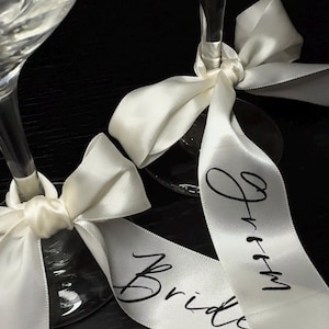 Marcadores de lugar com fita para casamento, etiquetas de nome personalizadas, etiquetas para convidados de casamento, decoração elegante para mesa de casamento, decoração personalizada para casamento, etiquetas de nome com fita