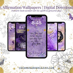 Puede incluir: Cinco fondos de pantalla de afirmación digital mostrados en teléfonos inteligentes. Cada pantalla presenta un diseño púrpura y blanco con citas inspiradoras y elementos celestiales. El texto "You are not late. You're arriving right on time - for you" es visible.