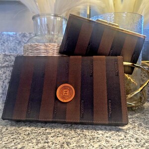 Conjunto de cartera y clutch con rayas de nuez de Fendi / Monograma de diseñador vintage