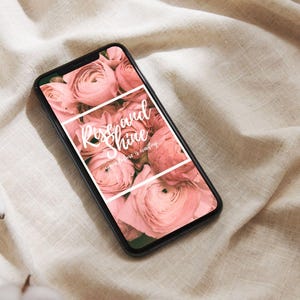 Puede incluir: Smartphone negro que muestra una imagen floral con el texto "Rise and Shine" y "your future is waiting" en un marco blanco. El teléfono descansa sobre una superficie de lino beige, con capullos de algodón en primer plano.