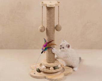 Pequeño rascador para gatos con juguetes interactivos, torre rascadora de madera maciza de pino con bola colgante, varita y pista de hierba gatera.