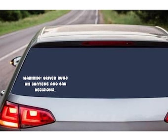 Pegatina divertida para la ventana del coche: Cafeína y malas decisiones - Vinilo identificable