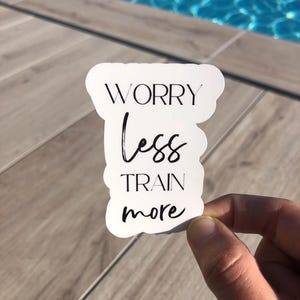 Aufkleber – „Sorge dich weniger, trainiere mehr“ – sarkastische Aufkleber, Zitate, wasserfestes Vinyl für Wasserflasche, Computer usw.