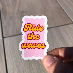 Aufkleber – „Ride the Waves“ – sarkastische Aufkleber, Zitate, wasserfestes Vinyl für Wasserflasche, Computer usw.