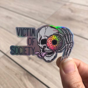 Adesivo olografico - Vittima della società - Adesivi sarcastici, citazioni, vinile impermeabile per borraccia, computer ecc.