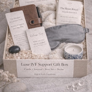 Pode incluir: Uma caneca de cerâmica branca com uma alça preta e o texto "But First, Coffee" em preto, com uma fonte manuscrita. A caneca está sobre uma superfície branca.