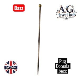 Op de afbeelding: Een lange, slanke goudkleurige speld met een kleine bol aan de bovenkant. De speld is recht en heeft een scherpe punt. De afbeelding bevat ook de tekst "Bazz" in een rode rechthoek en de tekst "AG jewel hub".