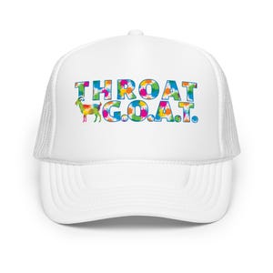 Könnte beinhalten: Weiße Trucker-Mütze mit dem Text "THROAT G.O.A.T." in bunten, gesprenkelten Buchstaben. Eine farbenfrohe Ziegengrafik befindet sich auf der linken Seite. Die Mütze hat eine weiße Vorderseite und eine weiße Mesh-Rückseite.