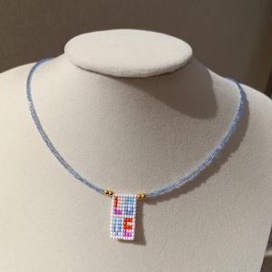 Colar com letras de contas, gargantilha de miçangas azuis feita à mão com padrão de alfabeto colorido, corrente de ouro ajustável