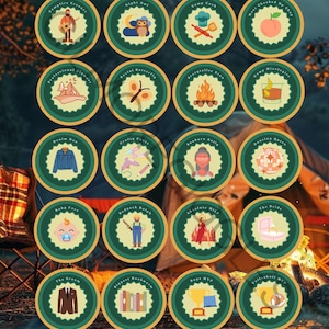 Puede incluir: Un conjunto de 15 insignias redondas de colores con diferentes ilustraciones y texto. Las insignias son verdes con un borde amarillo y presentan ilustraciones de una fogata, un búho, un gorro de cocinero, un melocotón, una tienda de campaña, una mariposa, una fogata, un cóctel, una chaqueta vaquera, un hada, una mujer, una bola de discoteca, un bebé, un hombre con una pistola, una mujer con un vestido rojo, una caja con un anillo, un hombre con un traje, una pila de libros, un trofeo y un balón de voleibol.