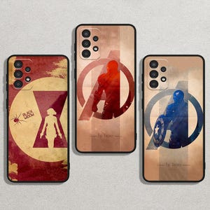 Può includere: Tre custodie per telefono con disegni di supereroi. Una custodia presenta Black Widow con una grafica di ragno e testo. Un'altra mostra una silhouette rossa all'interno di un logo Avengers. La terza custodia mostra Capitan America con il suo scudo e un logo Avengers.