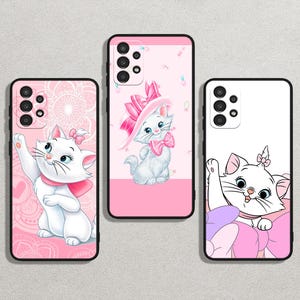 Pode incluir: Três capas de telefone rosa e brancas com uma imagem de desenho animado de um gato branco com orelhas rosas e um laço rosa. O gato está vestindo um vestido rosa e tem um laço rosa na cabeça. As capas de telefone são projetadas para um telefone com uma protuberância da câmera.