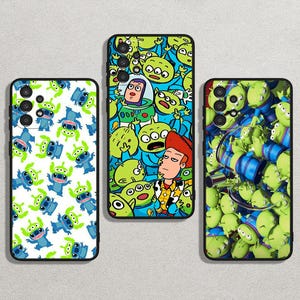 Può includere: Tre custodie per telefono con disegni di cartoni animati colorati. Una custodia presenta personaggi Stitch blu su sfondo bianco. Un'altra ha alieni verdi e Buzz Lightyear su sfondo blu. La terza custodia mostra alieni verdi e cilindri blu.