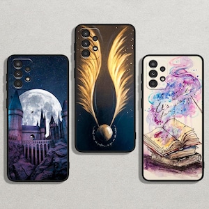 Könnte beinhalten: Drei Handyhüllen mit Fantasy-Motiven. Eine Hülle zeigt ein Schloss unter Vollmond, eine andere goldene Flügel und einen Ball, und die dritte zeigt ein offenes Buch mit dem Text "It's real for us".