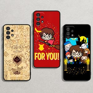 Könnte beinhalten: Drei Handyhüllen mit verschiedenen Designs. Eine Hülle ist beige mit einem Kartendesign. Die zweite Hülle ist rot mit einer Zeichentrickfigur auf einem Besen und den Worten "FOR YOU!". Die dritte Hülle ist schwarz mit Zeichentrickfiguren.