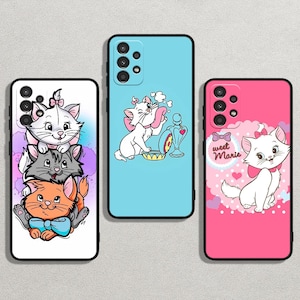 Puede incluir: Tres fundas para teléfono con diferentes imágenes de los personajes de Disney Marie y Berlioz de la película animada Los Aristogatos. La primera funda presenta una pila de tres gatos, la segunda funda presenta a Marie con una botella de perfume y la tercera funda presenta a Marie con el texto "Sweet Marie".