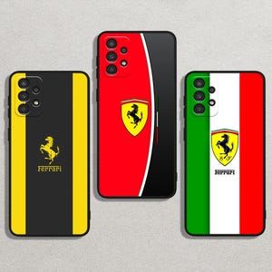 Può includere: Tre custodie per telefono con marchio Ferrari. Una custodia è nera con una striscia gialla e un logo Ferrari giallo. Un'altra è rossa con una striscia nera e il logo Ferrari. La terza è verde, bianca e rossa con il logo Ferrari.