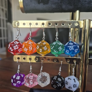 Pendientes de dados D20: Joyas para gamers