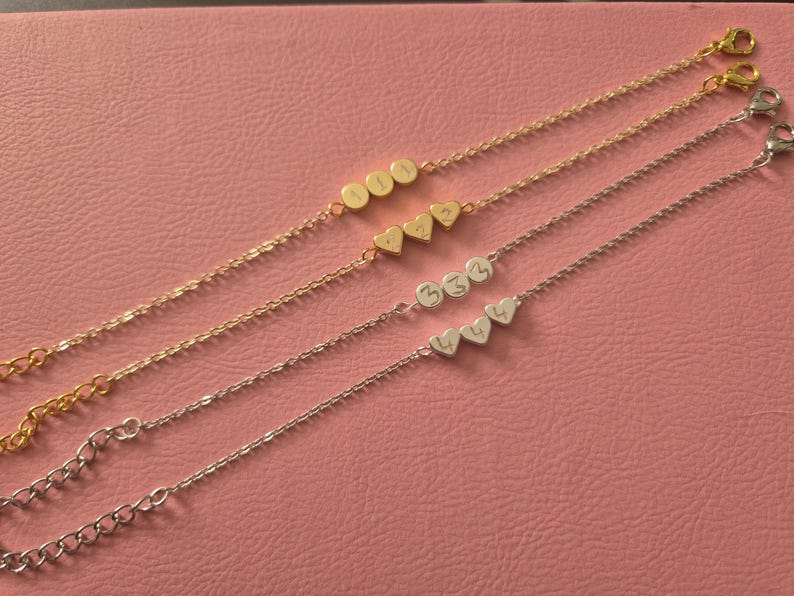 Bracciale con catena e numero angelico inciso a mano immagine 1