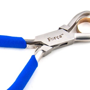 May include: A pair of blue-handled pliers with a silver finish. The pliers are designed for bending metal rings and have a groove to hold the ring in place. The pliers are labeled "Força™".