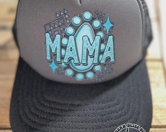 Gorra de camionero Mama Turquoise, con estampado de vaca en la parte inferior del ala
