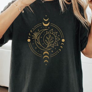 Mystic Moon & Sun T-Shirt: Himmlisches Boho-T-Shirt