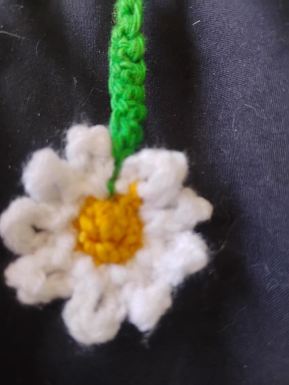 Handmade Daisy Bookmark - Crocheted Flower Page Marker for Spring/Summer Reading - Perfect Mother's Day Gift or Book Lover Present
