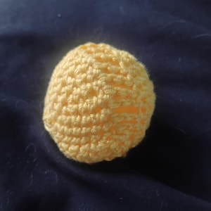 Pelota antiestrés tejida a crochet para aliviar la ansiedad / Juguete portátil con núcleo blando / Funda de hilo suave / Regalo de autocuidado para calmarse