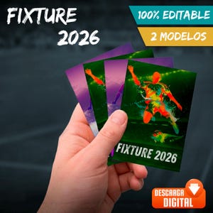 Puede incluir: Una mano sosteniendo una pila de tarjetas con un gráfico de jugador de fútbol. Las tarjetas tienen el texto "FIXTURE 2026" y "100% EDITABLE 2 MODELOS". Las tarjetas tienen un esquema de color verde, morado y naranja.