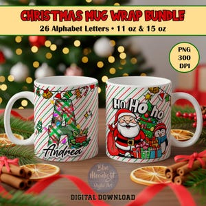 Puede incluir: Dos tazas de cerámica blanca con diseños navideños. Una taza muestra una letra A grande con patrón de cuadros, luces de cadena y el nombre Andrea. La otra taza muestra a Santa Claus, un pingüino, regalos y el texto Ho Ho ho.