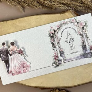 Puede incluir: Invitación de boda con una pareja y un arco floral. La invitación incluye los nombres "A & B" y el texto "DAVETLISINIZ". El arco está adornado con rosas rosas y blancas.