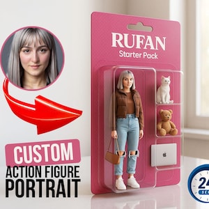Może przedstawiać: Różowy blister z napisem "RUFAN Starter Pack" zawiera spersonalizowany portret figurki. Opakowanie zawiera lalkę, figurkę białego kota, pluszowego misia i miniaturowy laptop. Na zdjęciu znajduje się również portret i tekst "CUSTOM ACTION FIGURE PORTRAIT".