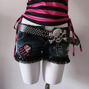 Goth Punk Jeansshorts med Dödskallelapp och Strasskors - Y2K Volangjeansshorts - Emo Streetwear Festival Outfit