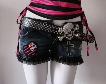 Shorts vaqueros góticos punk con parche de calavera y cruz de pedrería - Shorts vaqueros con volantes estilo años 20 - Conjunto urbano emo para festivales