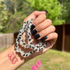 Leuchtendes Yin Yang Armband | Balance Armband aus Acrylperlen