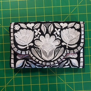 Cartera o clutch bordado