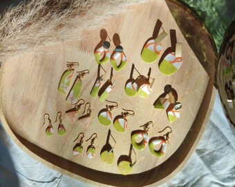 Trendy drop earrings in green and orange with gold pendants | Statement earrings | Ethnic jewelry | Gift idea | Spring | Handmade