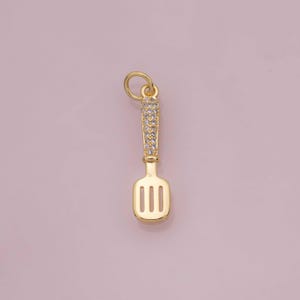Pingente de espátula de cozinha em ouro 18K para pulseiras e colares com pingentes.
