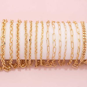 Selección de pulseras minimalistas con dijes de oro laminado de 22k • Pulseras ovaladas tipo rolo con diseño cubano y clip en oro • Regalos para damas de honor