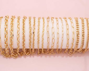 Selección de pulseras minimalistas con dijes de oro laminado de 22k • Pulseras ovaladas tipo rolo con diseño cubano y clip en oro • Regalos para damas de honor