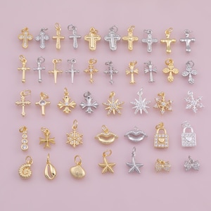 Ampia selezione di ciondoli in oro 18 carati, ciondoli per bracciali, collane, ciondoli riempiti d'oro, ciondoli minimalisti con pavé di zirconi cubici.