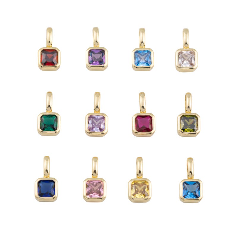 K&ouml;nnte beinhalten: Eine Sammlung von zw&ouml;lf goldfarbenen Anh&auml;ngern, jeweils mit einem quadratisch geschliffenen Edelstein in einer anderen Farbe. Die Edelsteine umfassen Rot, Lila, Blau, Klar, Gr&uuml;n, Rosa und Gelb. Jeder Anh&auml;nger hat oben eine kleine Schlaufe.