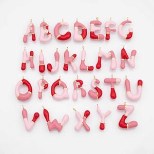 Złote zawieszki z literami, zawieszka z literą wypełniona emalią 18K złota, bransoletka z różowymi inicjałami do samodzielnego wyrobu biżuterii, alfabet bąbelkowy