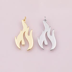 Eldflamma Berlock 18K Guldfylld Berlock för Berlockstång Armband Halsband Berlocker Guldfyllda Berlocker Minimalistisk CZ Pave