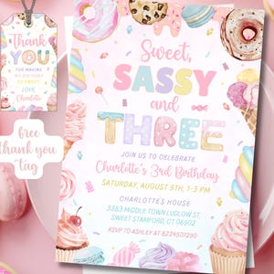 Op de afbeelding: Een roze verjaardagsuitnodiging met de tekst "Sweet, Sassy and THREE", versierd met illustraties van snoep. Inclusief een bijpassend bedanklabel.