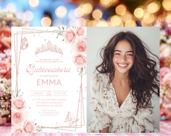 Może przedstawiać: Zaproszenie na Quinceañera ze zdjęciem uśmiechniętej młodej kobiety, kwiatowymi akcentami i ilustracją tiary. Tekst zaproszenia zawiera imię "Emma" i szczegóły wydarzenia. Projekt wykorzystuje kolory różowy i złoty.