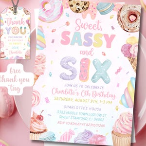 Op de afbeelding: Een pastelkleurige verjaardagsuitnodiging met de tekst "Sweet, Sassy and Six". De uitnodiging bevat illustraties van donuts, ijs en snoep. Een bijpassend bedanklabel is ook inbegrepen.
