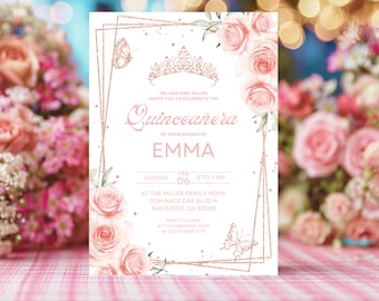 Może przedstawiać: Zaproszenie na Quinceañera z kwiatowym i motylkowym wzorem. Zaproszenie zawiera tiarę, róże i imię "Emma". Tekst zawiera datę, godzinę i miejsce wydarzenia.