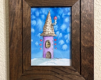 Peut inclure: Une peinture à l'aquarelle encadrée d'une maison violette avec un toit brun et un champignon rouge sur le dessus. La maison a une petite fenêtre et une porte. Des cœurs roses pendent du toit. L'arrière-plan est un ciel bleu avec des nuages blancs.